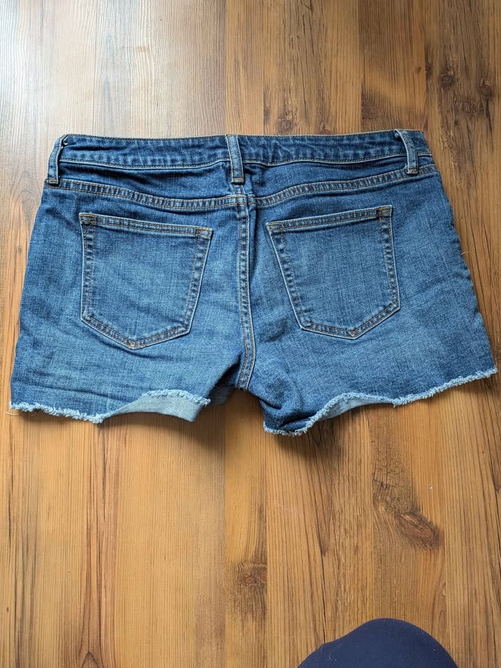 🏆   GAP Maternity Denim Shorts - Size 29 - photo 5