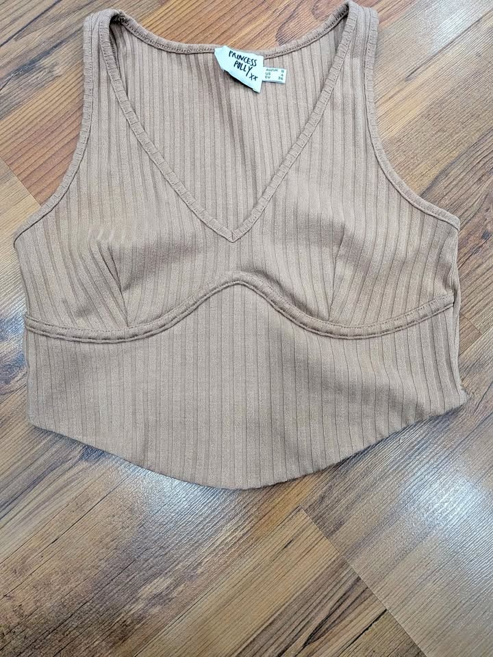 🏆 Princess Polly Ribbed V-Neck Crop Top