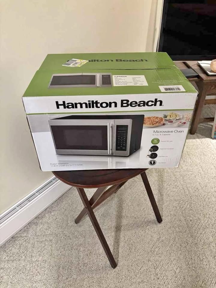 Brand new Hamilton Beach 0.7 cu. ft. Countertop Microwave Oven.