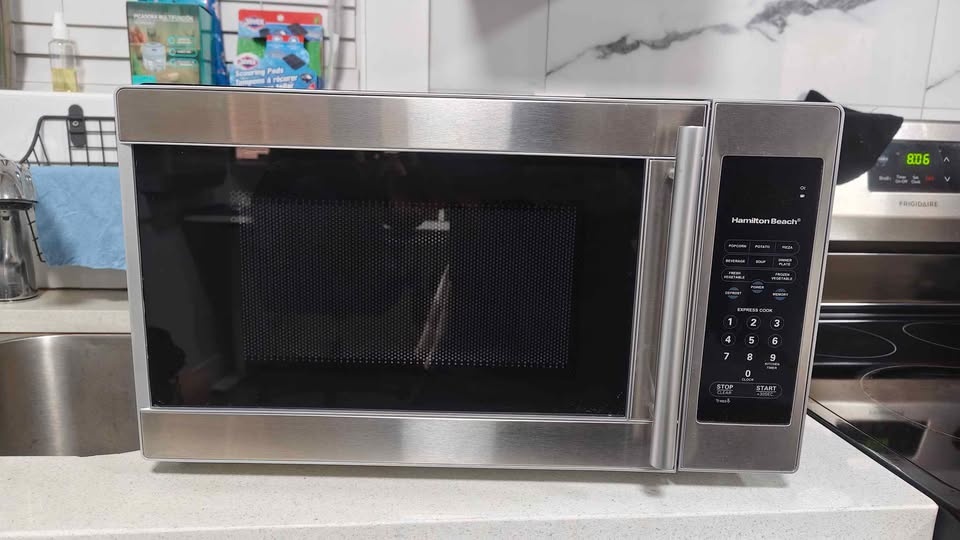 Brand new Hamilton Beach 0.7 cu. ft. Countertop Microwave Oven. - photo 2