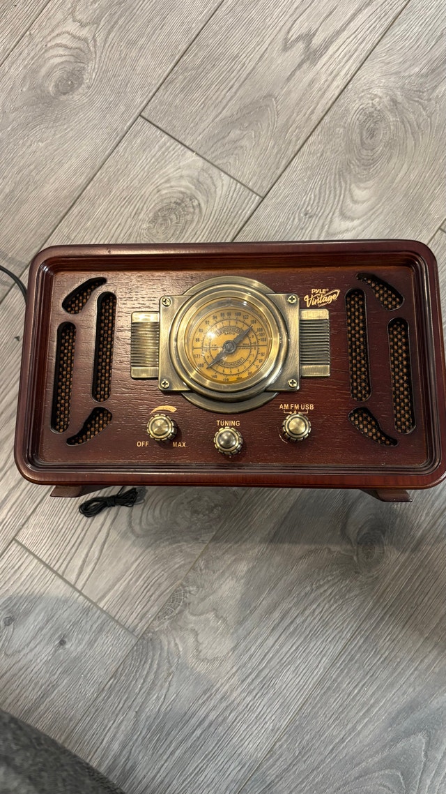 Pyle Vintage Electric Radio - AM/FM/USB
