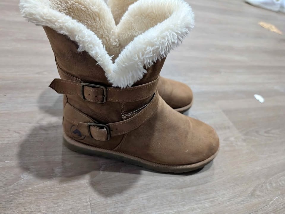 Moving sale Women's boots size 9