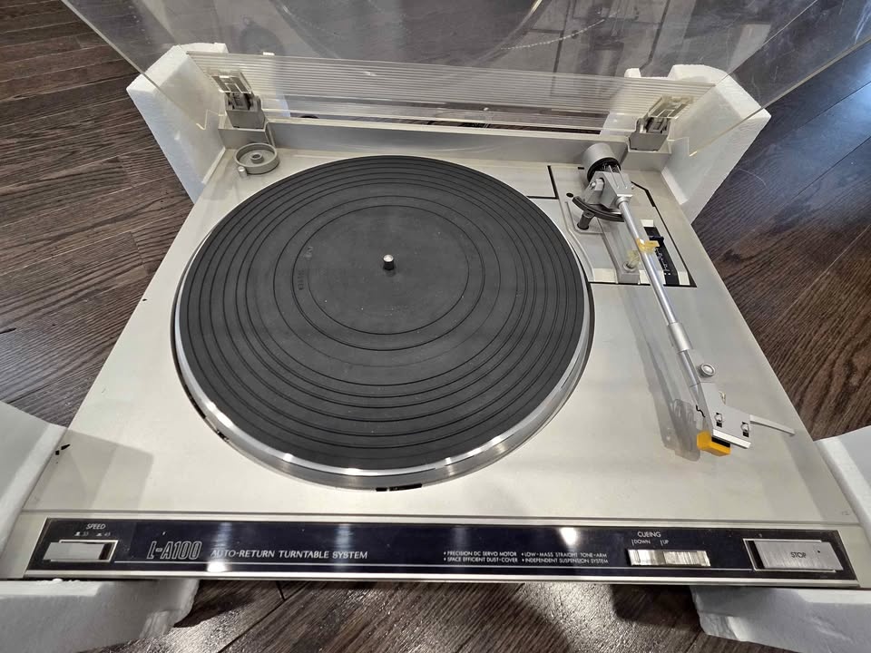 JVC L-A100 TURNTABLE - PREOWNED