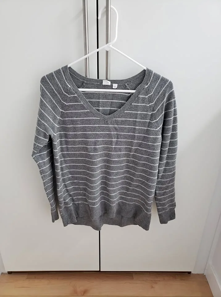 Gap Grey & White Stripe Brooklyn V Neck Sweater - Size Medium thumbnail