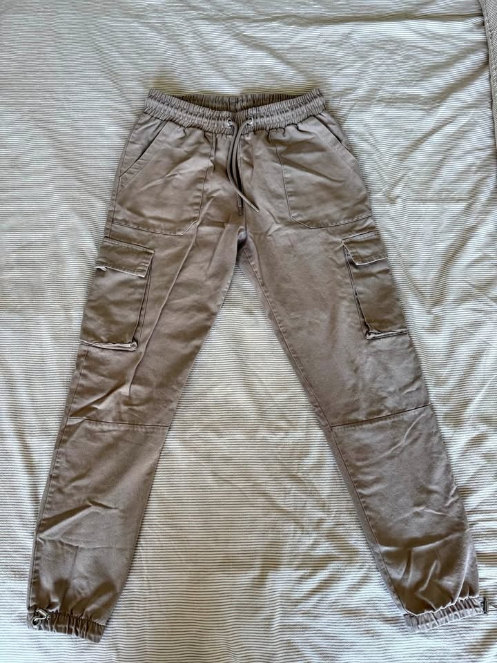 Men’s beige cargo pants