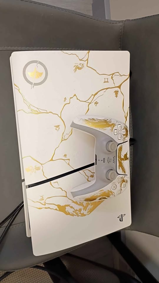 PS5 Gold Limited Edition Disc Console + Controller (Like New) - photo 2