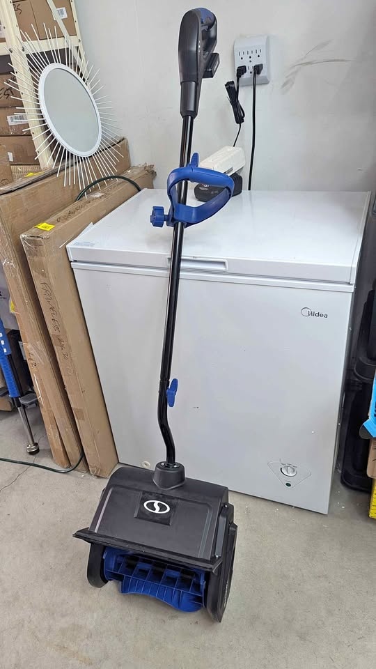 Snow Jowe electric snowshovel