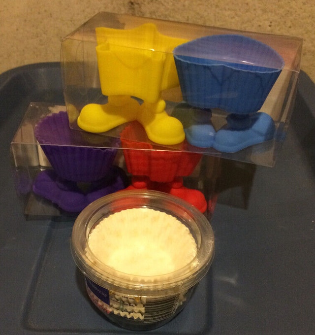 Cupcake/Muffin Baking Cups Silicone and Paper For Sale - New