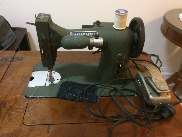 1950s Dressmaster White Sewing Machine Vintage Works - photo 2