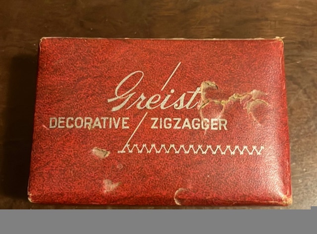 Zigzagger Sewing Machine Attachment Greist with Accessories - photo 3
