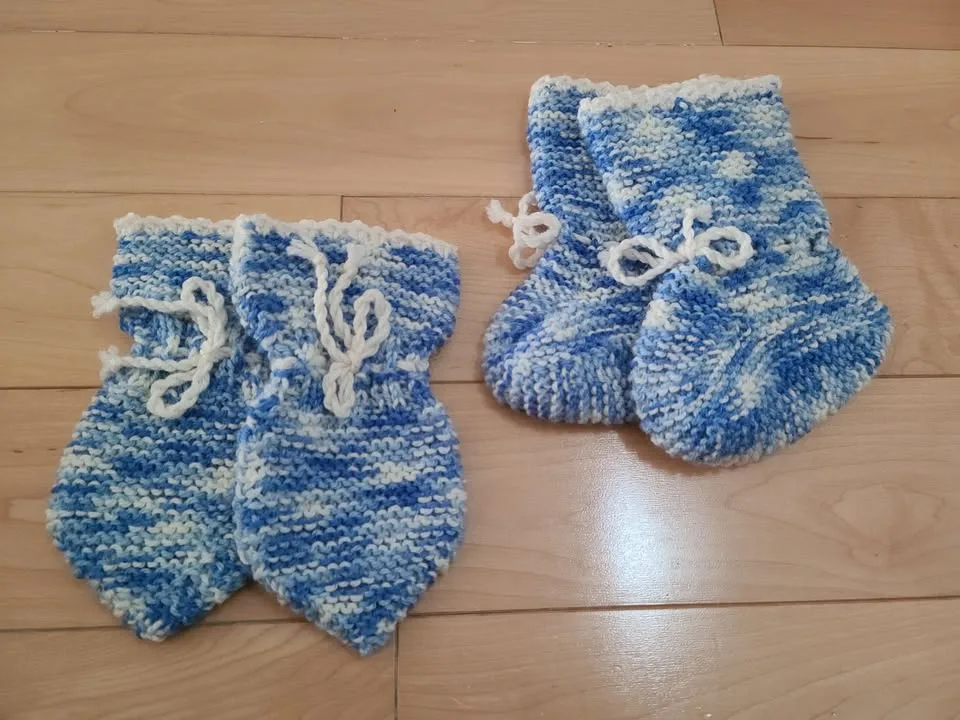 Brand New Blue & White Knitted Baby Booties & Mittens Set thumbnail
