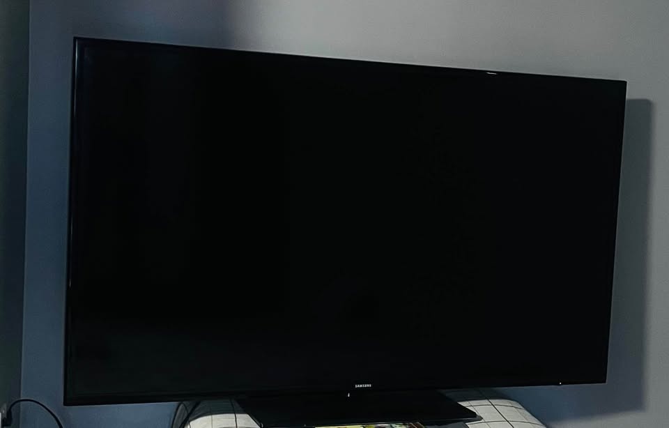 Samsung Smart TV 50" – Like New - photo 2