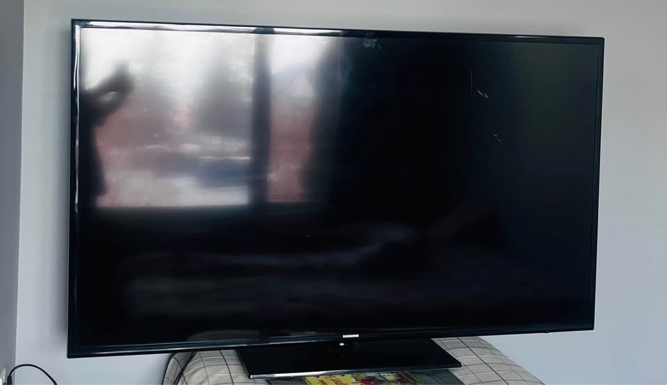Samsung Smart TV 50" – Like New - photo 3