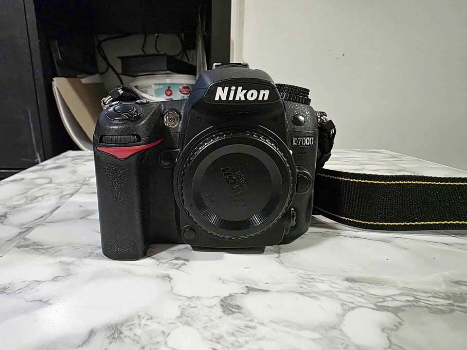 Nikon D7000 DSLR Bundle - Low Shutter Count