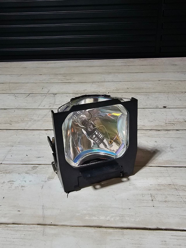 Projector lamp VLT-X300LP replacement - photo 2