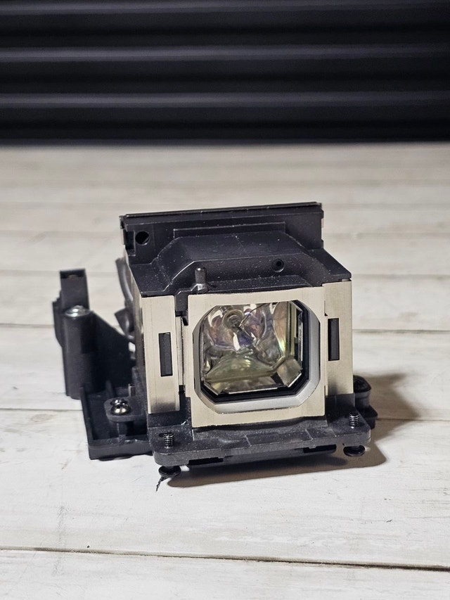 Projector Lamp LMP-D214 with Housing