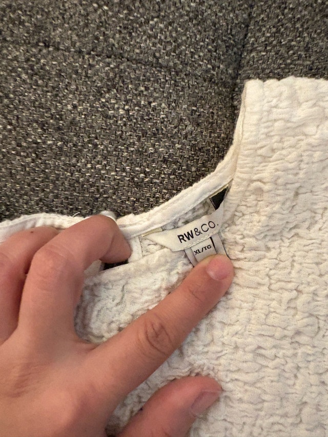 RW&CO. Women’s XL white textured top - photo 3