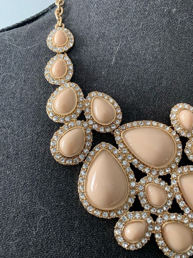Elegant Gold and Cream Statement Necklace - photo 2