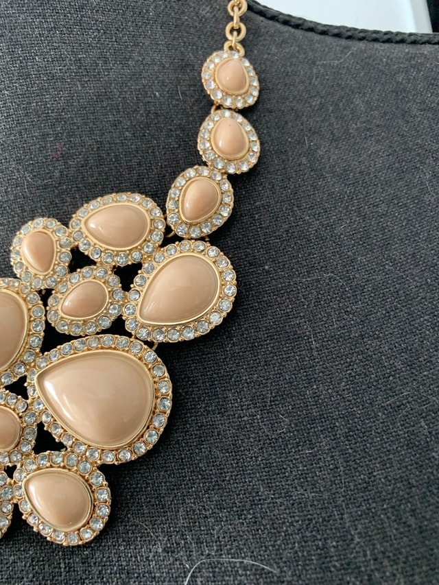 Elegant Gold and Cream Statement Necklace - photo 3