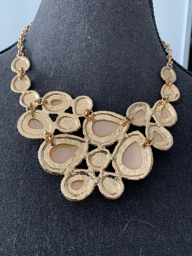 Elegant Gold and Cream Statement Necklace - photo 4