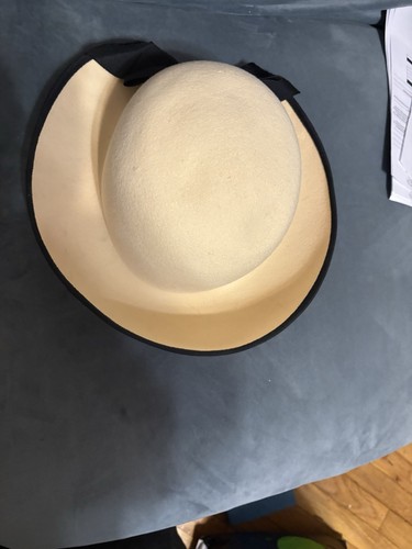 Elegant Ivory Wool Felt Hat with Black Grosgrain Trim - photo 2