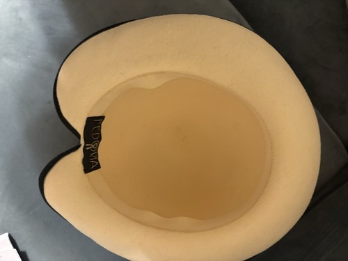 Elegant Ivory Wool Felt Hat with Black Grosgrain Trim - photo 3