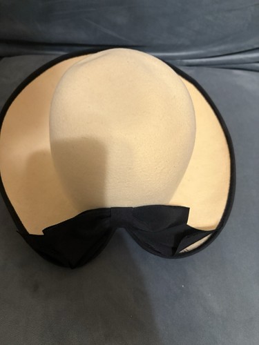 Elegant Ivory Wool Felt Hat with Black Grosgrain Trim - photo 4