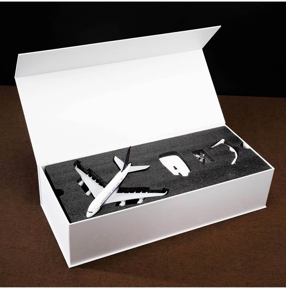 New Diecast 1:300 Singapore Airlines Airbus A380-800 - photo 2