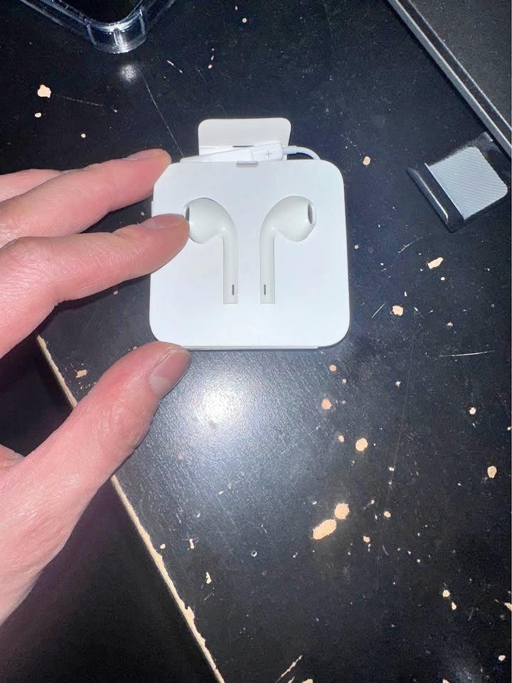 Brand new apple lighting wired earphones