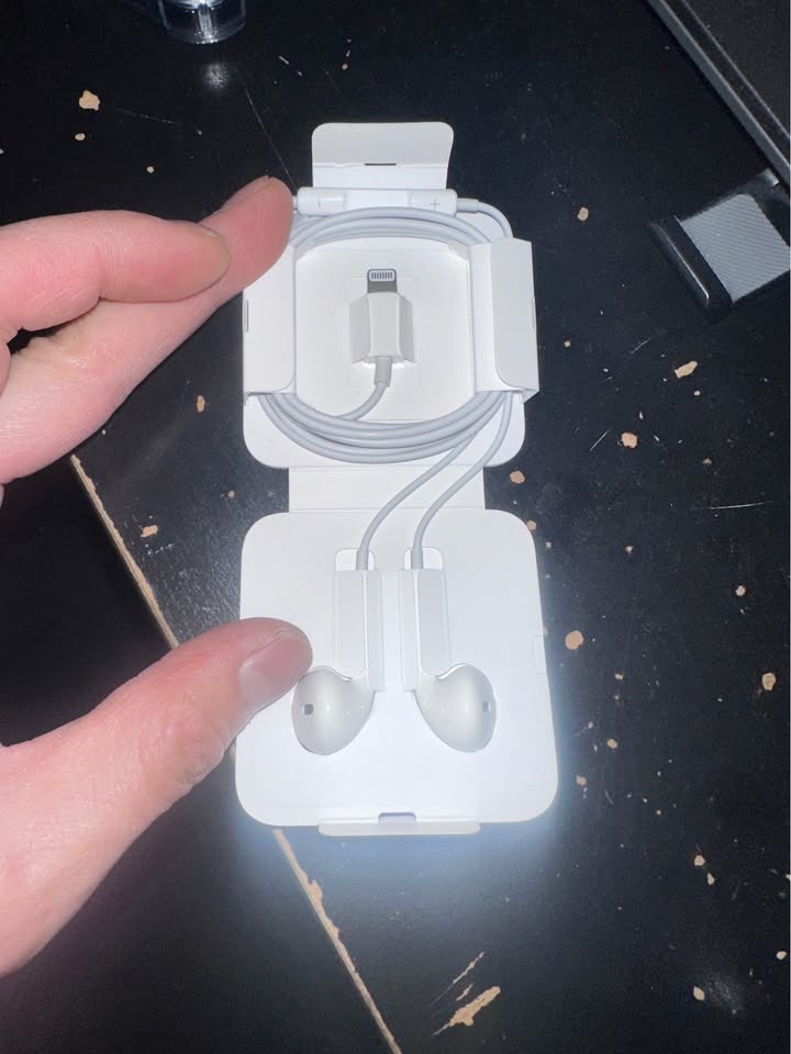 Brand new apple lighting wired earphones - photo 2