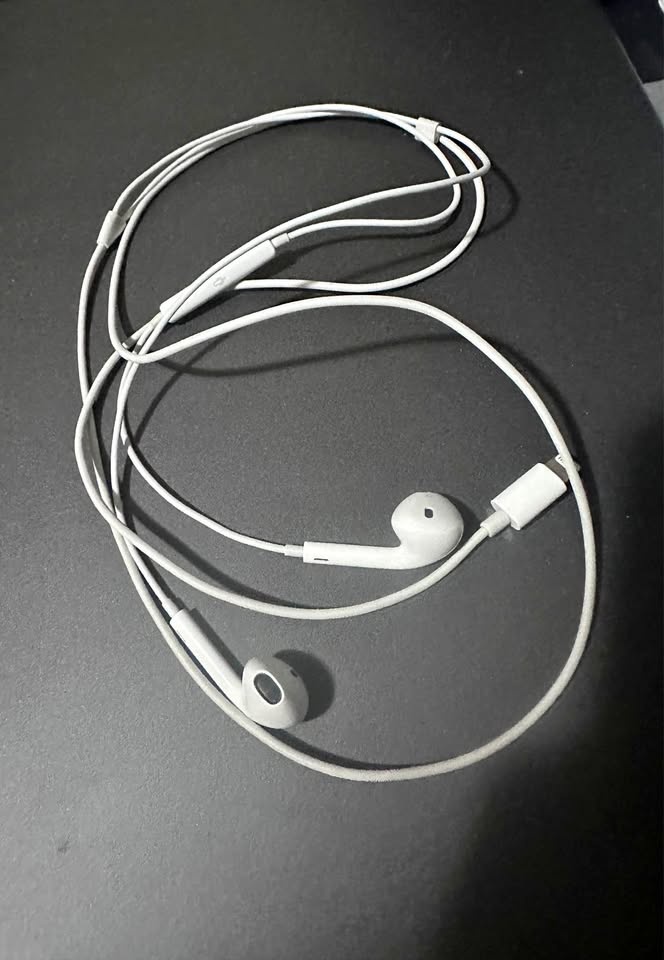 Apple Wired Earphones Lightning Cable