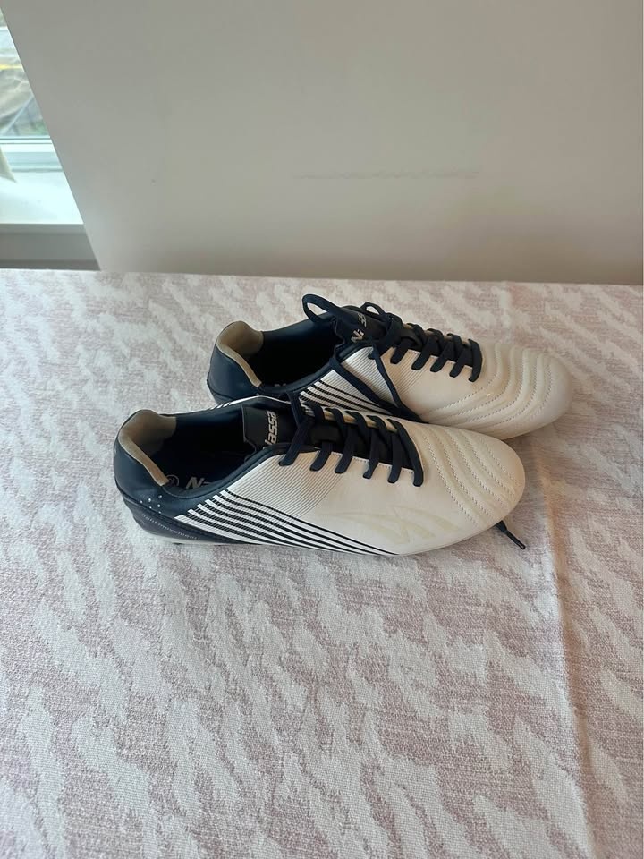 Nassau Soccer Cleats – US 7.5 / EU 41 (Like New)
