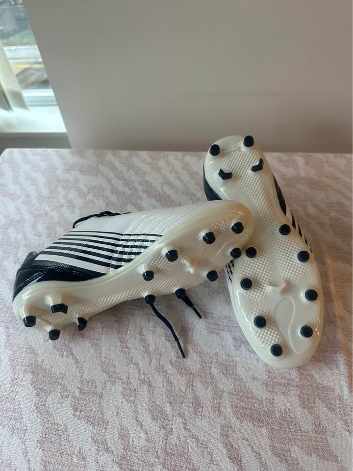 Nassau Soccer Cleats – US 7.5 / EU 41 (Like New) - photo 3