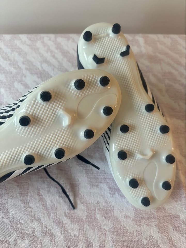 Nassau Soccer Cleats – US 7.5 / EU 41 (Like New) - photo 4