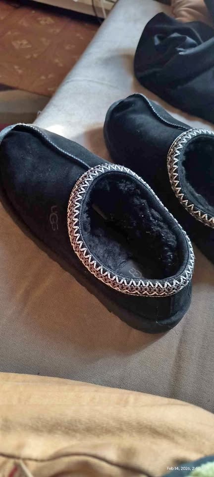 Uggs shoes size 11 men. Negotiable.