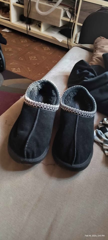 Uggs shoes size 11 men. Negotiable. - photo 2