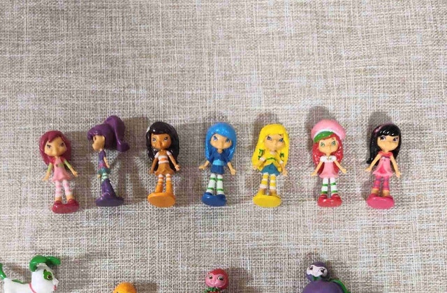 7 Strawberry Shortcake Figurines