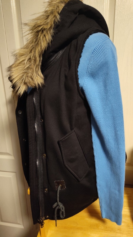 Outdoor ladies' vest with removable hood or faux fur trim