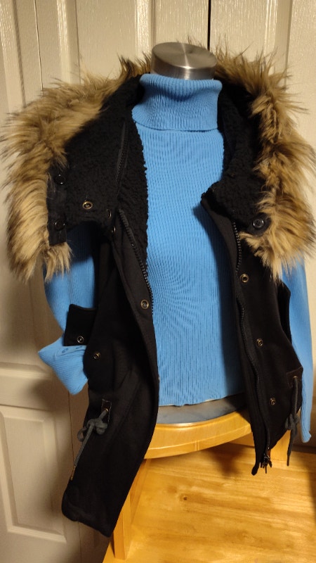 Outdoor ladies' vest with removable hood or faux fur trim - photo 2