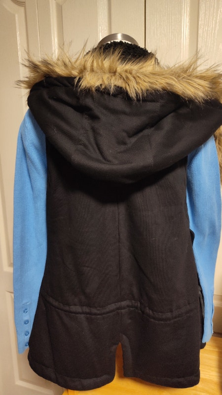 Outdoor ladies' vest with removable hood or faux fur trim - photo 3