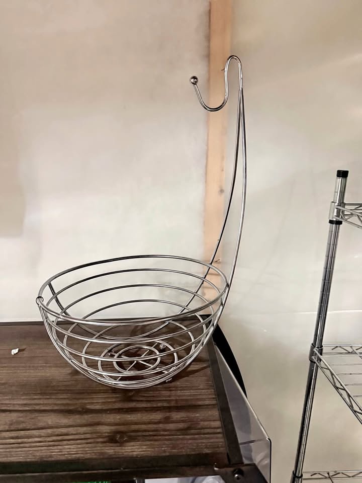 Chrome wire fruit basket w banana hanger