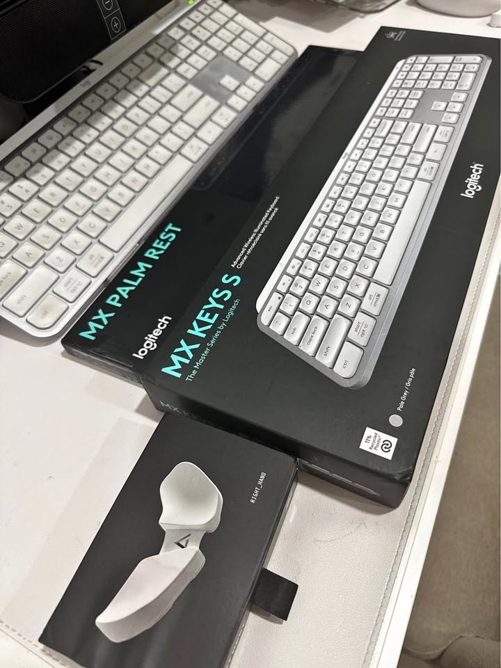 Logitech MX Keys S Wireless Keyboard - Silver/White + Wrist Rest