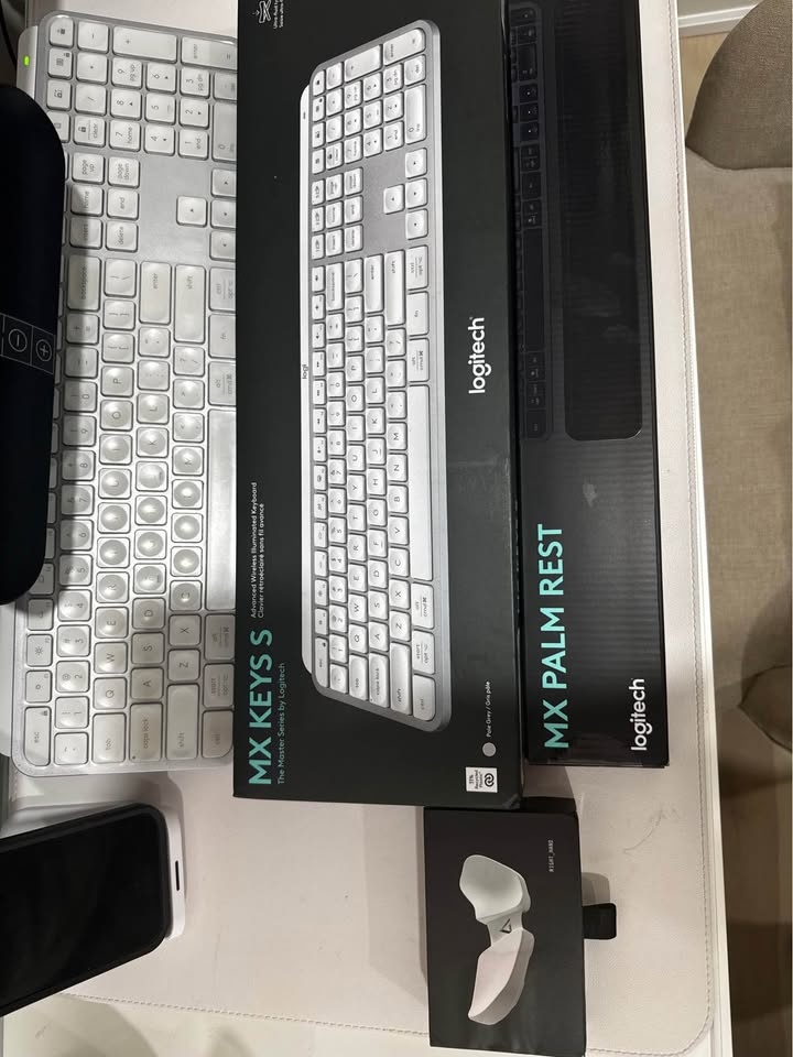 Logitech MX Keys S Wireless Keyboard - Silver/White + Wrist Rest - photo 3