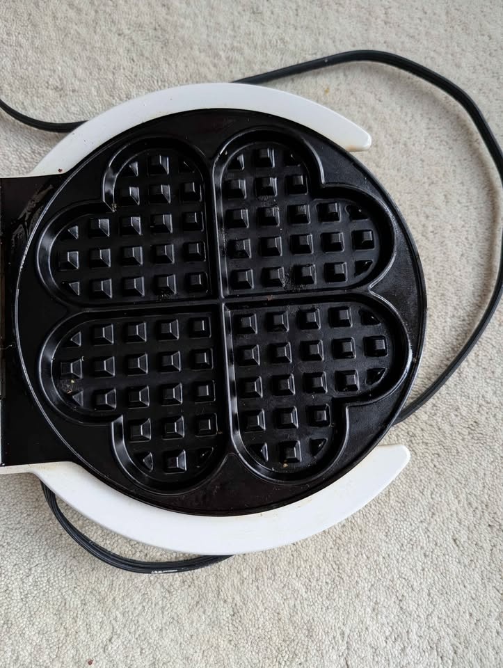 Black Decker Sweet Hearts Waffle Maker Model G12 - photo 2