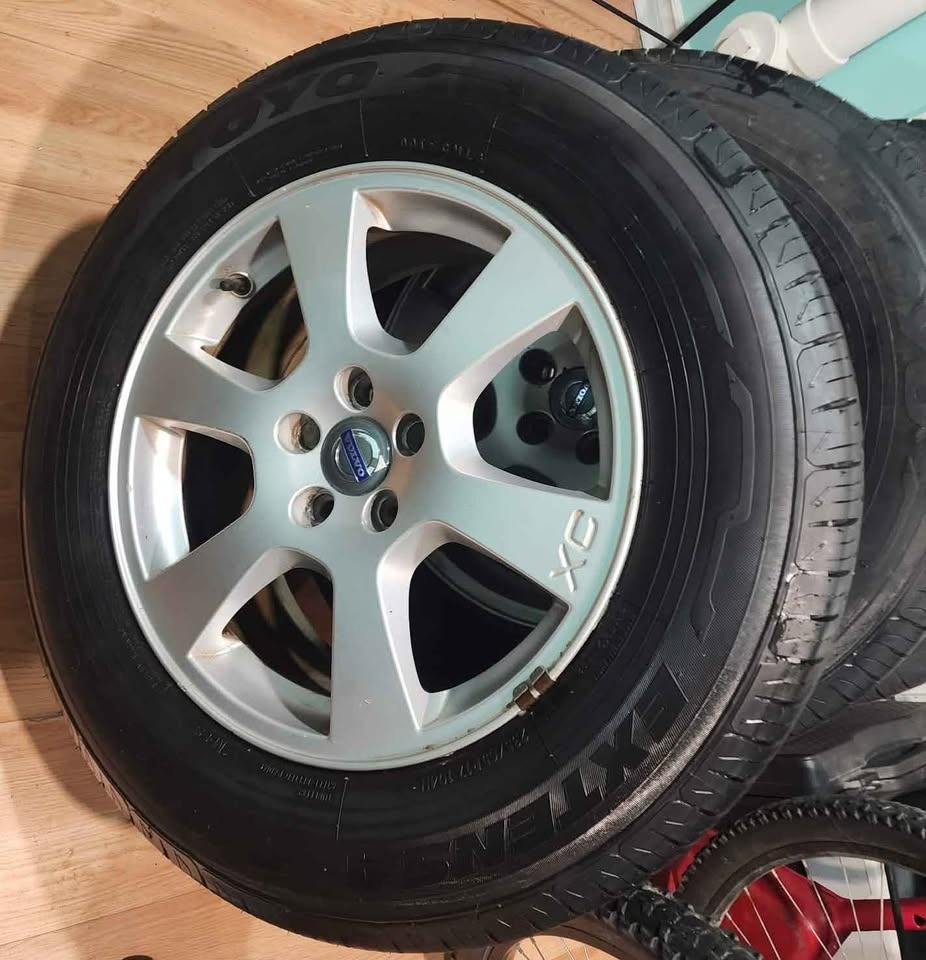 Volvo XC Rims 5x108 & All-Season Tires 235/65R17 - Like New! $75 - photo 4