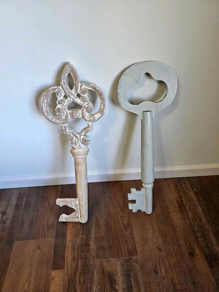 Set of 2 large decorative keys