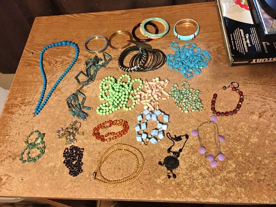 LOT OF VINTAGE NECKLACES & BRACELETS BEADS METAL COLORFUL