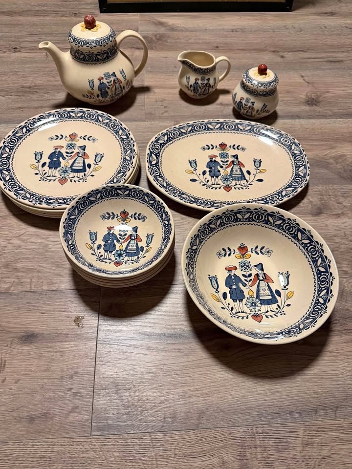 Johnson Brothers Hearts and Flowers Dinner Set