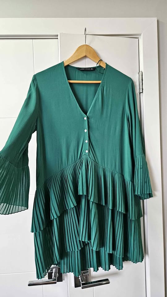 Zara Woman Green Pleated Ruffle Blouse Top Size 8