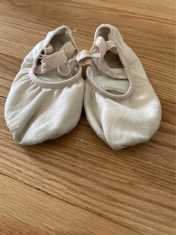 Girls Capezio Ballet Shoes - size 5 image indicator(3)